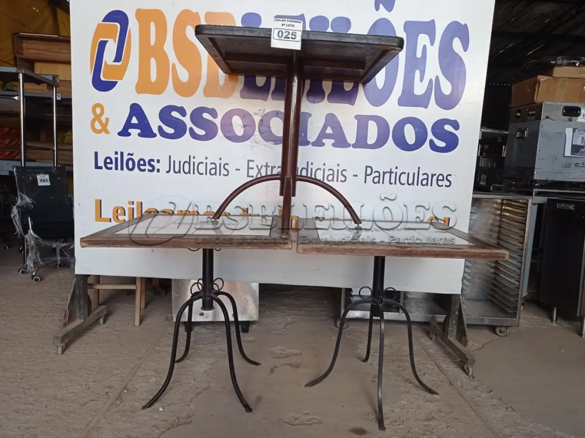 LOTE 025 - 03 MESAS DE MADEIRA COM PÉS DE FERRO, SENDO 02 COM TAMPO EM AZULEJO. (NO ESTADO, NÃO SABEMOS SE FUNCIONA. LEILÃO NÃO TEM GARANTIA E NEM DEVOLUÇÃO).