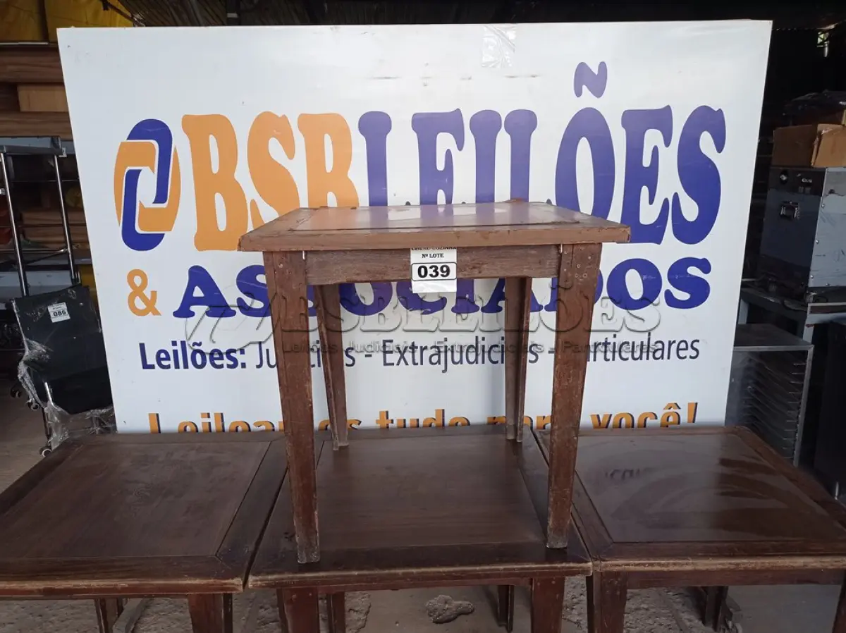 LOTE 039 - 04 MESAS DE MADEIRA MEDINDO 80CMX80CM. (NO ESTADO, NÃO SABEMOS SE FUNCIONA. LEILÃO NÃO TEM GARANTIA E NEM DEVOLUÇÃO).