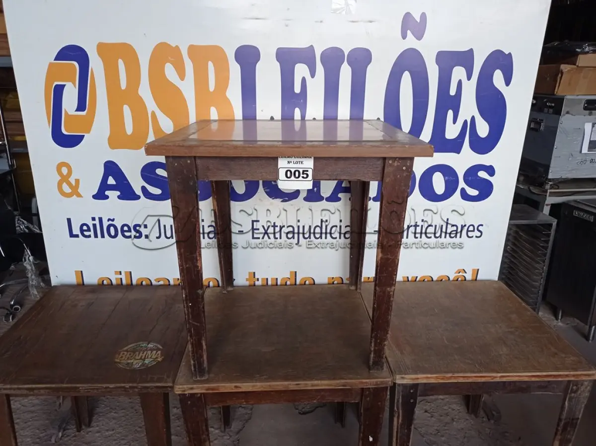 LOTE 005 - 04 MESAS EM MADEIRA MEDINDO 80X80CM. (NO ESTADO, NÃO SABEMOS SE FUNCIONA. LEILÃO NÃO TEM GARANTIA E NEM DEVOLUÇÃO).