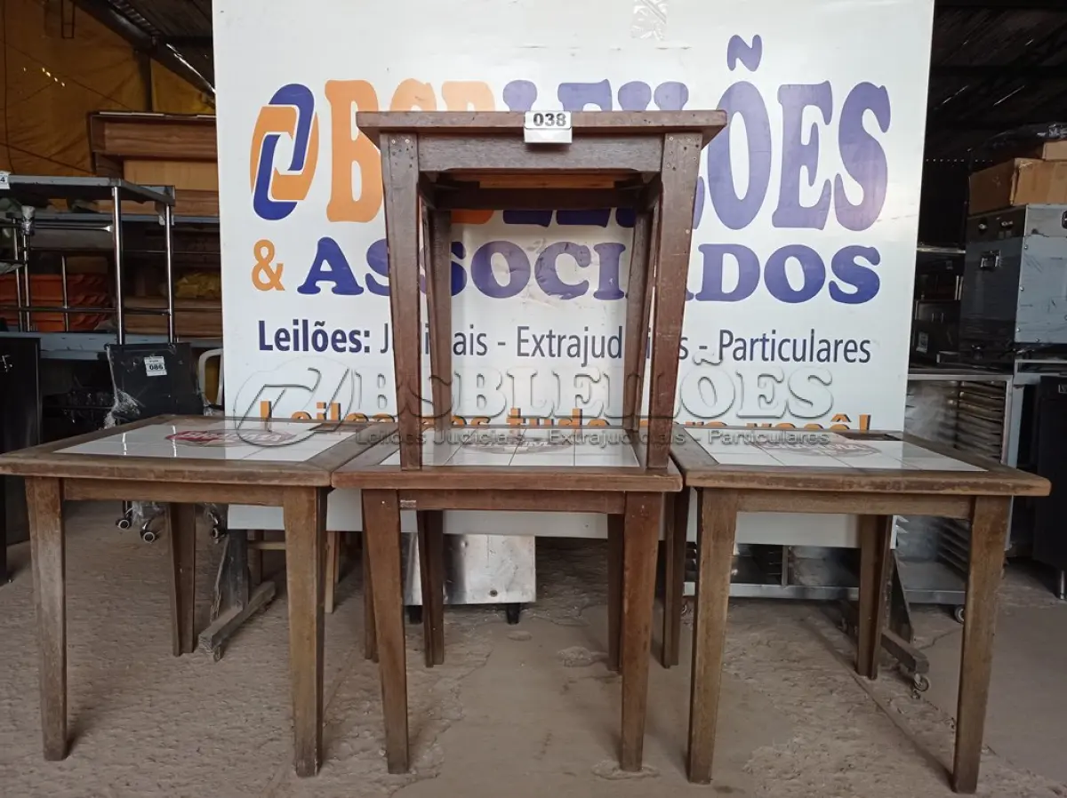 LOTE 038 - 04 MESAS DE MADEIRA, SENDO 03 COM TAMPO DE AZULEJO MEDINDO 80CMX80CM. (NO ESTADO, NÃO SABEMOS SE FUNCIONA. LEILÃO NÃO TEM GARANTIA E NEM DEVOLUÇÃO).