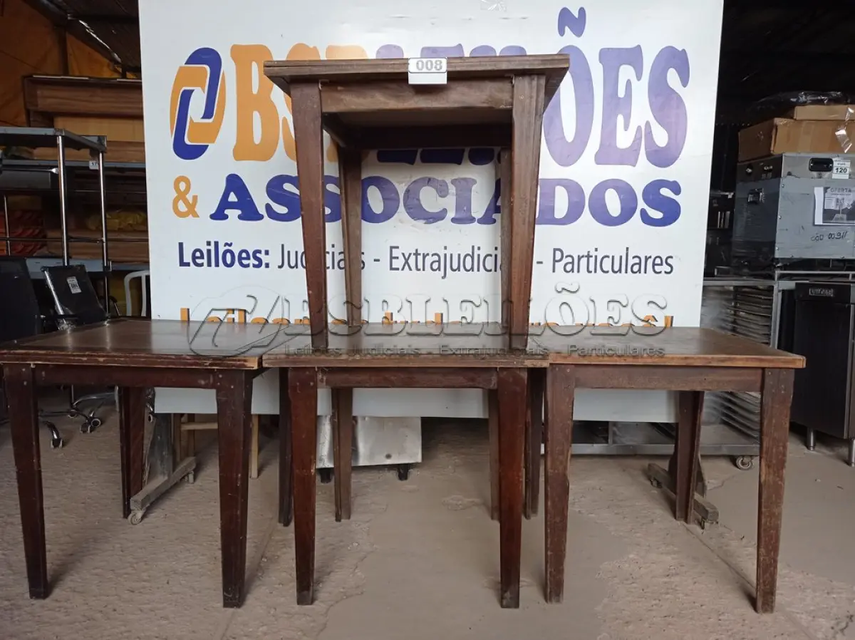 LOTE 008 - 04 MESAS EM MADEIRA MEDINDO 80X80CM. (NO ESTADO, NÃO SABEMOS SE FUNCIONA. LEILÃO NÃO TEM GARANTIA E NEM DEVOLUÇÃO).