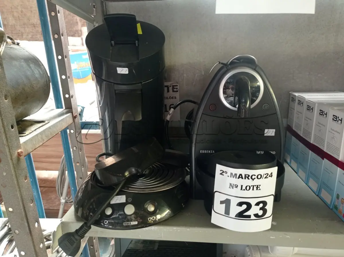 LOTE 123 - 02 CAFETEIRAS MARCAS E MODELOS DIVERSOS. (NO ESTADO) ATENÇÃO! FAZER A VISITAÇÃO ANTES DE ARREMATAR, NÃO SABEMOS SE FUNCIONA. LEILÃO NÃO TEM GARANTIA E NEM DEVOLUÇÃO, SUJEITO A POSSÍVEIS AVARIAS VISÍVEIS/OCULTAS E/OU AUSÊNCIA DE COMPONENTES.