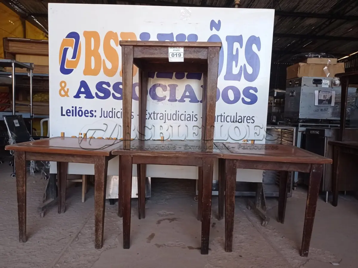 LOTE 019 - 04 MESAS EM MADEIRA MEDINDO 80X80CM. (NO ESTADO, NÃO SABEMOS SE FUNCIONA. LEILÃO NÃO TEM GARANTIA E NEM DEVOLUÇÃO).