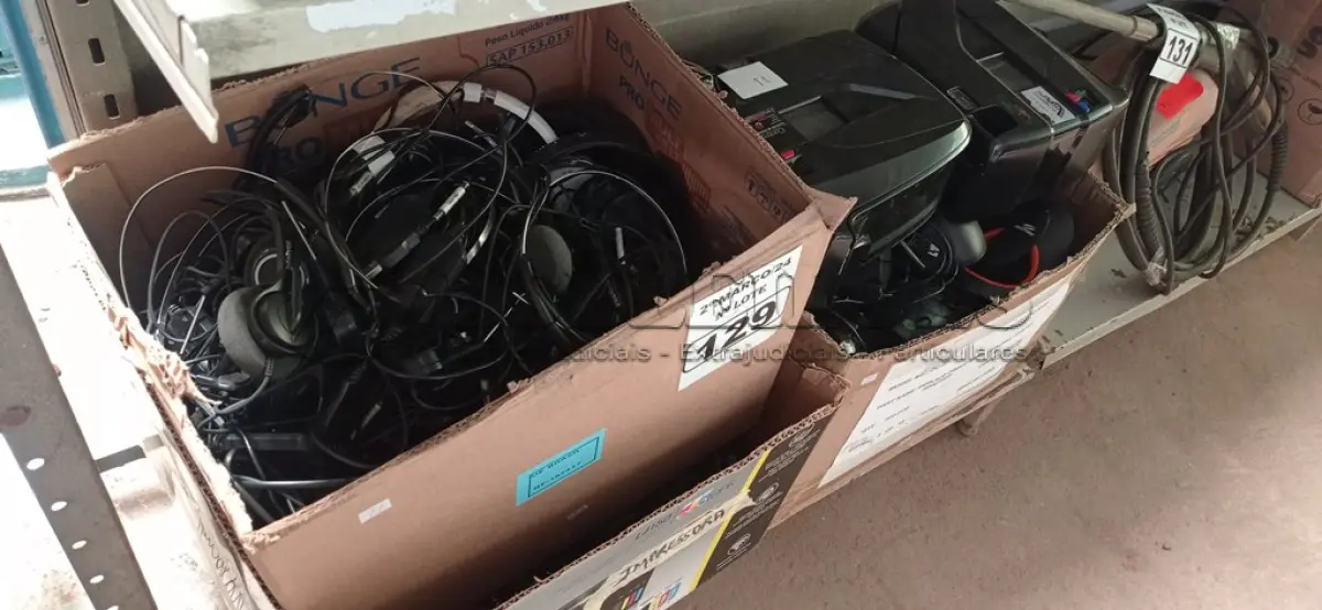 LOTE 129 - 02 RELÓGIOS DE PONTO, VÁRIOS FONES DE OUVIDO E VÁRIAS CAIXINHAS DE SOM PARA PC MARCAS E MODELOS DIVERSOS. (NO ESTADO) ATENÇÃO! FAZER A VISITAÇÃO ANTES DE ARREMATAR, NÃO SABEMOS SE FUNCIONA. LEILÃO NÃO TEM GARANTIA E NEM DEVOLUÇÃO, SUJEITO A POSSÍVEIS AVARIAS VISÍVEIS/OCULTAS E/OU AUSÊNCIA DE COMPONENTES.