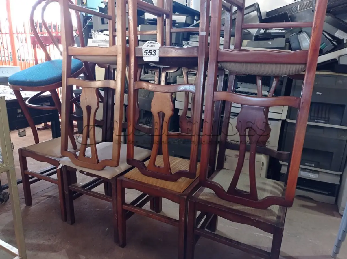 LOTE 553 - 08 CADEIRAS EM MADEIRA COM ASSENTO ALMOFADADO (NO ESTADO) ATENÇÃO! FAZER A VISITAÇÃO ANTES DE ARREMATAR, NÃO SABEMOS SE FUNCIONA. LEILÃO NÃO TEM GARANTIA E NEM DEVOLUÇÃO, SUJEITO A POSSÍVEIS AVARIAS VISÍVEIS/OCULTAS E/OU AUSÊNCIA DE COMPONENTES.