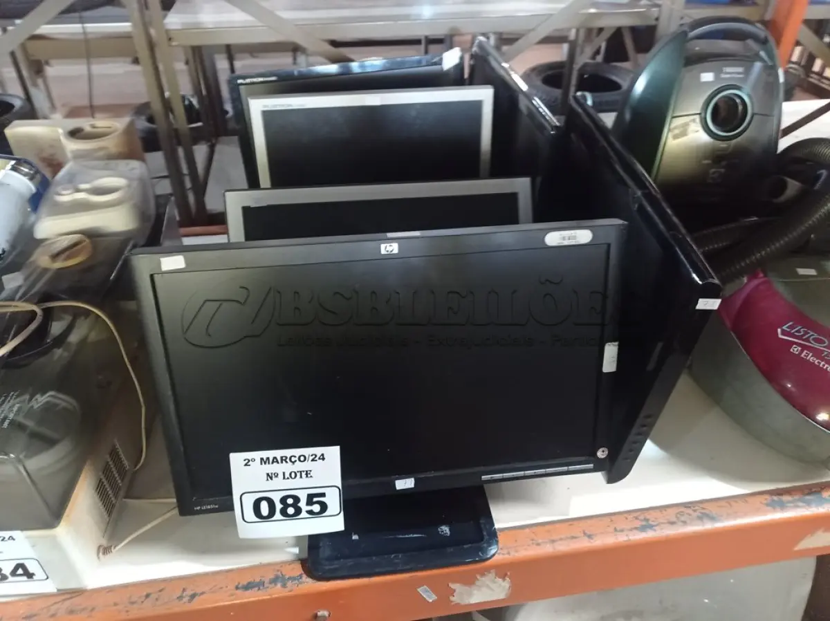 LOTE 085 - 06 MONITORES MARCAS E MODELOS DIVERSOS PARA RETIRADA DE PEÇAS. (NO ESTADO) ATENÇÃO! FAZER A VISITAÇÃO ANTES DE ARREMATAR, NÃO SABEMOS SE FUNCIONA. LEILÃO NÃO TEM GARANTIA E NEM DEVOLUÇÃO, SUJEITO A POSSÍVEIS AVARIAS VISÍVEIS/OCULTAS E/OU AUSÊNCIA DE COMPONENTES.