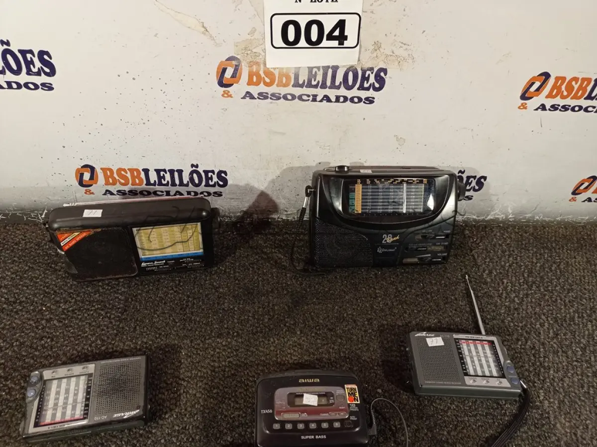 LOTE 004 - 01 WALKMAN E 04 RÁDIOS MARCAS E MODELOS DIVERSOS. (NO ESTADO) ATENÇÃO! FAZER A VISITAÇÃO ANTES DE ARREMATAR, NÃO SABEMOS SE FUNCIONA. LEILÃO NÃO TEM GARANTIA E NEM DEVOLUÇÃO, SUJEITO A POSSÍVEIS AVARIAS VISÍVEIS/OCULTAS E/OU AUSÊNCIA DE COMPONENTES.