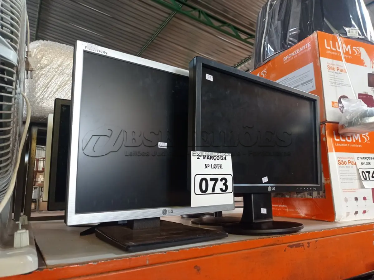 LOTE 073 - 06 MONITORES MARCAS E MODELOS DIVERSOS PARA RETIRADA DE PEÇAS. (NO ESTADO) ATENÇÃO! FAZER A VISITAÇÃO ANTES DE ARREMATAR, NÃO SABEMOS SE FUNCIONA. LEILÃO NÃO TEM GARANTIA E NEM DEVOLUÇÃO, SUJEITO A POSSÍVEIS AVARIAS VISÍVEIS/OCULTAS E/OU AUSÊNCIA DE COMPONENTES.