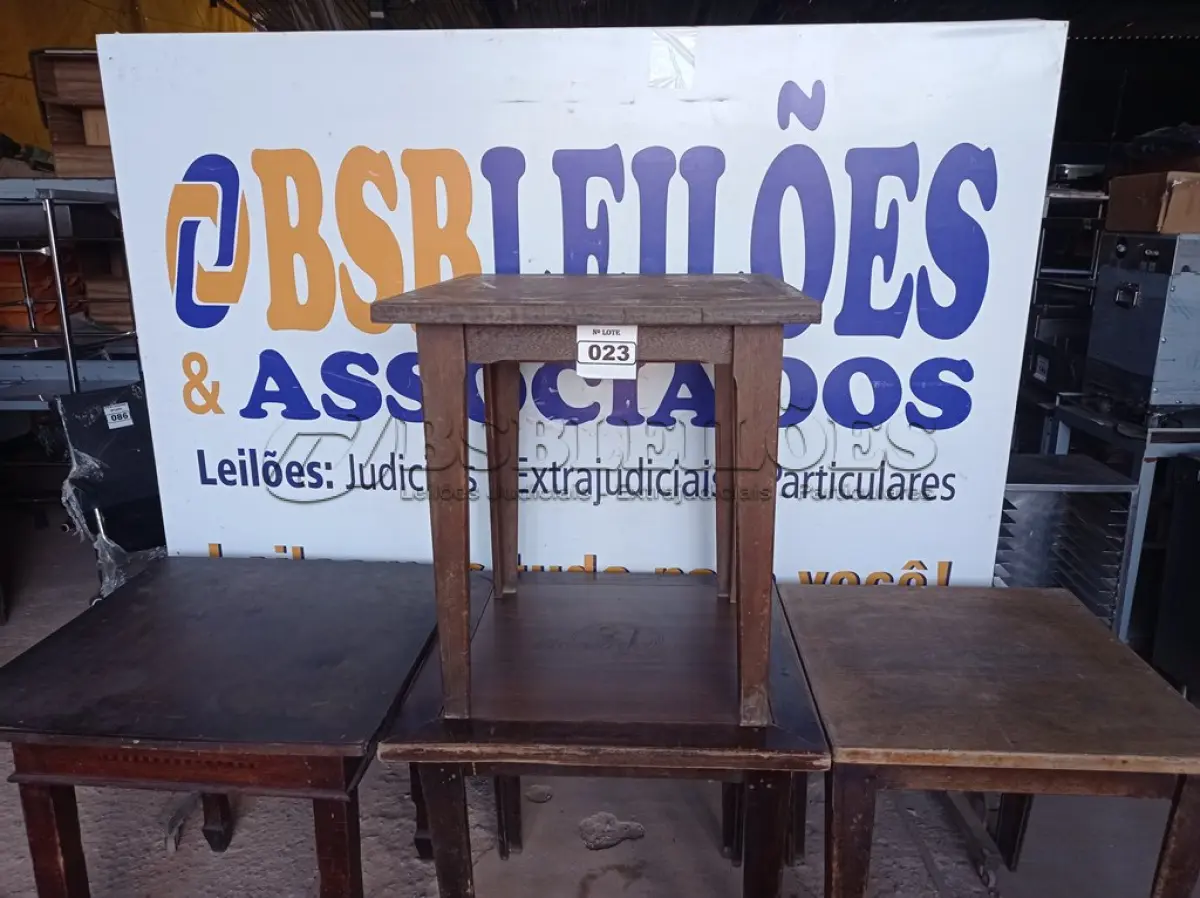 LOTE 023 - 04 MESAS EM MADEIRA MEDINDO 80X80CM. (NO ESTADO, NÃO SABEMOS SE FUNCIONA. LEILÃO NÃO TEM GARANTIA E NEM DEVOLUÇÃO).
