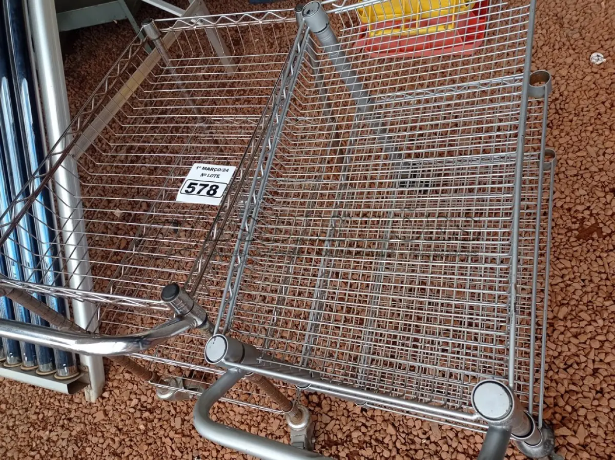 LOTE 578 - 02 CARRINHOS PARA TRANSPORTE DE ALIMENTOS. (NO ESTADO) ATENÇÃO! FAZER A VISITAÇÃO ANTES DE ARREMATAR, NÃO SABEMOS SE FUNCIONA. LEILÃO NÃO TEM GARANTIA E NEM DEVOLUÇÃO, SUJEITO A POSSÍVEIS AVARIAS VISÍVEIS/OCULTAS E/OU AUSÊNCIA DE COMPONENTES.