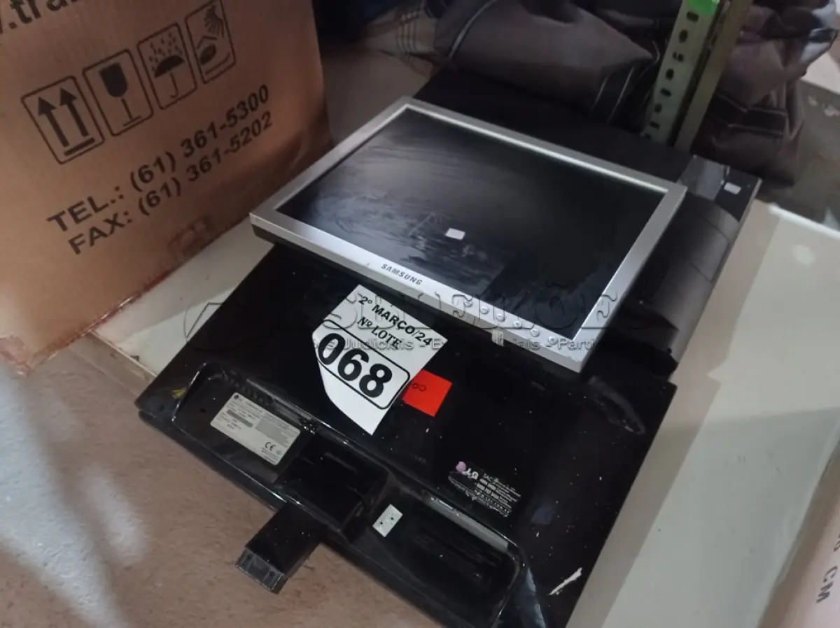 LOTE 068 - 05 MONITORES MARCAS E MODELOS DIVERSOS PARA RETIRADA DE PEÇAS. (NO ESTADO) ATENÇÃO! FAZER A VISITAÇÃO ANTES DE ARREMATAR, NÃO SABEMOS SE FUNCIONA. LEILÃO NÃO TEM GARANTIA E NEM DEVOLUÇÃO, SUJEITO A POSSÍVEIS AVARIAS VISÍVEIS/OCULTAS E/OU AUSÊNCIA DE COMPONENTES.