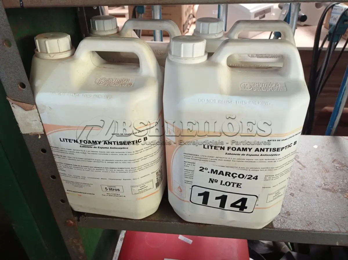 LOTE 114 - 20 LITROS DE SABONETE DE ESPUMA ANTISSÉPTICO. (NO ESTADO) ATENÇÃO! FAZER A VISITAÇÃO ANTES DE ARREMATAR, NÃO SABEMOS SE FUNCIONA. LEILÃO NÃO TEM GARANTIA E NEM DEVOLUÇÃO, SUJEITO A POSSÍVEIS AVARIAS VISÍVEIS/OCULTAS E/OU AUSÊNCIA DE COMPONENTES.