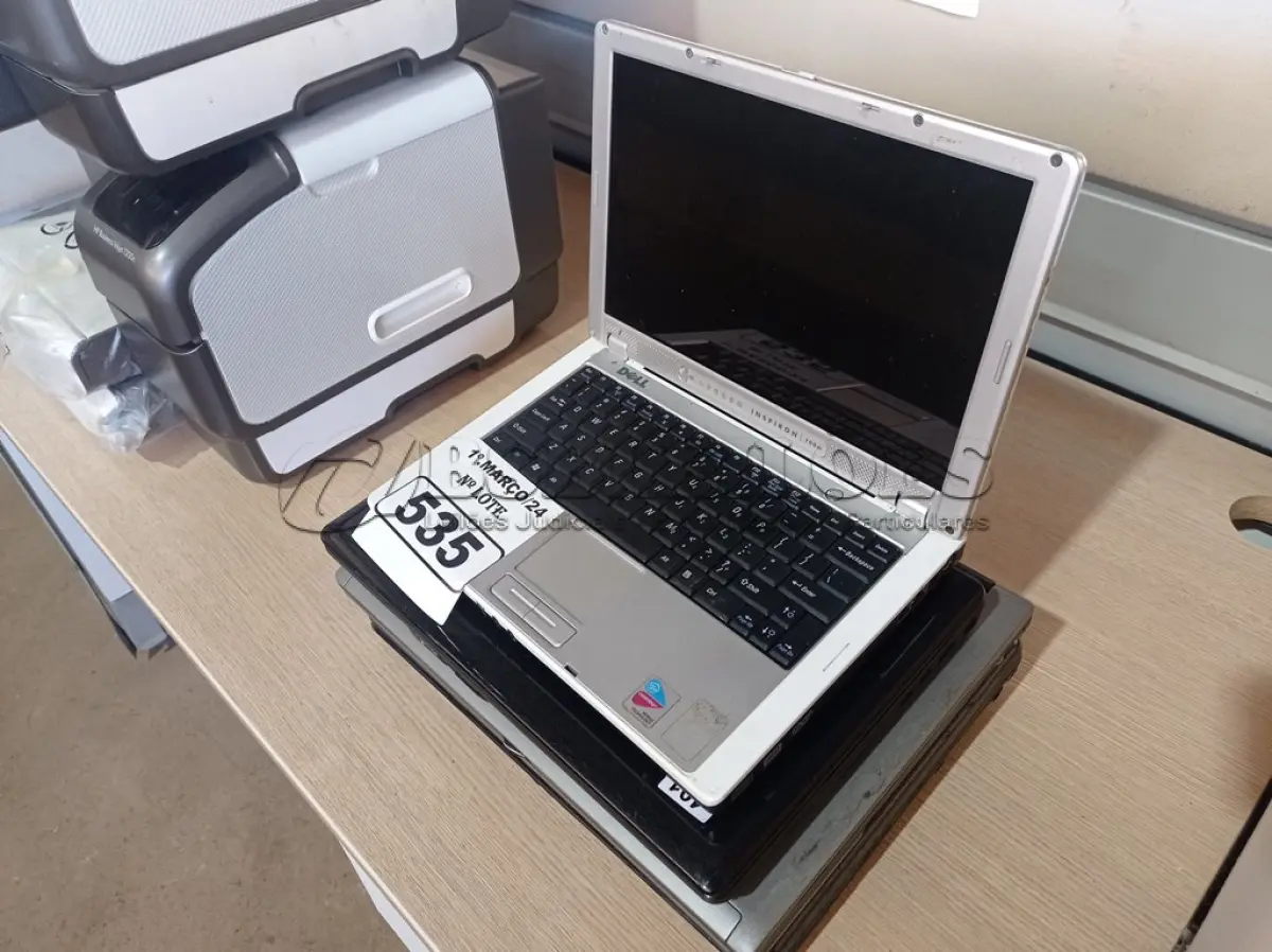 LOTE 535 - 04 NOTEBOOKS PARA RETIRADA DE PEÇAS. (NO ESTADO) ATENÇÃO! FAZER A VISITAÇÃO ANTES DE ARREMATAR, NÃO SABEMOS SE FUNCIONA. LEILÃO NÃO TEM GARANTIA E NEM DEVOLUÇÃO, SUJEITO A POSSÍVEIS AVARIAS VISÍVEIS/OCULTAS E/OU AUSÊNCIA DE COMPONENTES.