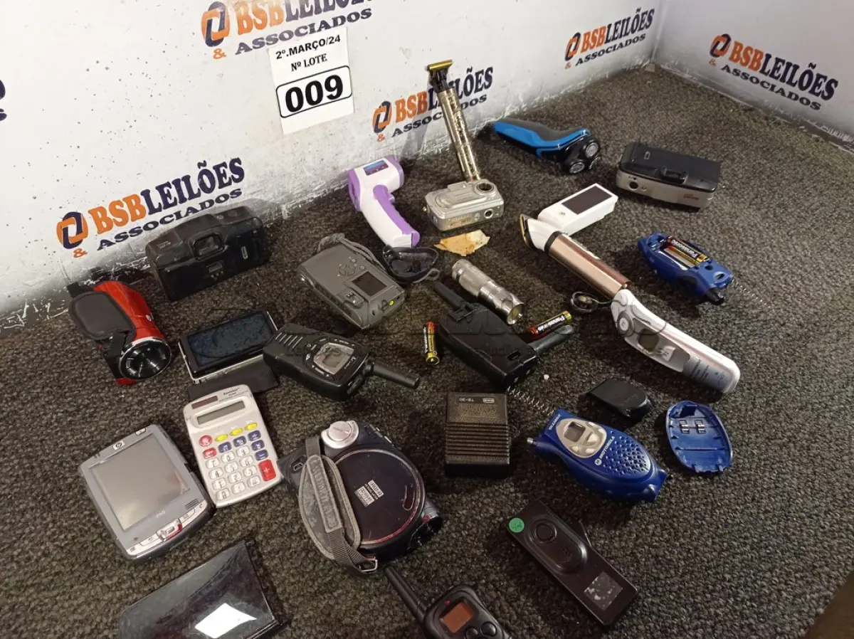 LOTE 009 - 01 LOTE COM ELETRÔNICOS DIVERSOS. (NO ESTADO) ATENÇÃO! FAZER A VISITAÇÃO ANTES DE ARREMATAR, NÃO SABEMOS SE FUNCIONA. LEILÃO NÃO TEM GARANTIA E NEM DEVOLUÇÃO, SUJEITO A POSSÍVEIS AVARIAS VISÍVEIS/OCULTAS E/OU AUSÊNCIA DE COMPONENTES.