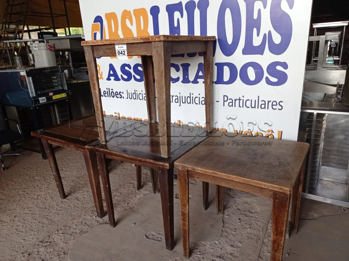 LOTE 042 - 04 MESAS DE MADEIRA MEDINDO 80CMX80CM. (NO ESTADO, NÃO SABEMOS SE FUNCIONA. LEILÃO NÃO TEM GARANTIA E NEM DEVOLUÇÃO).