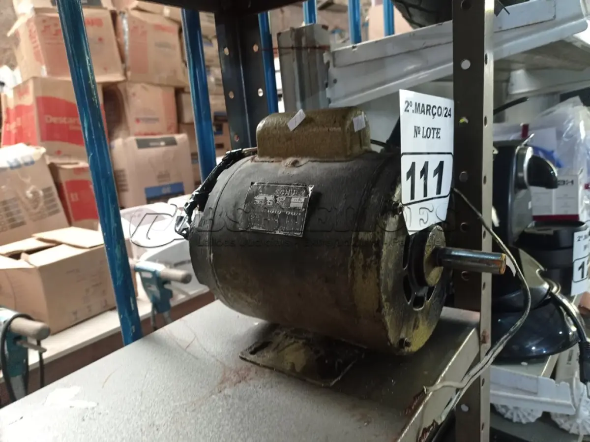 LOTE 111 - 01 MOTOR ELÉTRICO. (NO ESTADO) ATENÇÃO! FAZER A VISITAÇÃO ANTES DE ARREMATAR, NÃO SABEMOS SE FUNCIONA. LEILÃO NÃO TEM GARANTIA E NEM DEVOLUÇÃO, SUJEITO A POSSÍVEIS AVARIAS VISÍVEIS/OCULTAS E/OU AUSÊNCIA DE COMPONENTES.