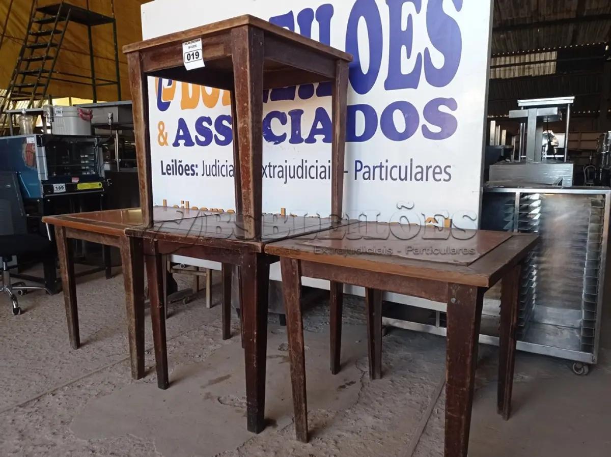LOTE 019 - 04 MESAS EM MADEIRA MEDINDO 80X80CM. (NO ESTADO, NÃO SABEMOS SE FUNCIONA. LEILÃO NÃO TEM GARANTIA E NEM DEVOLUÇÃO).