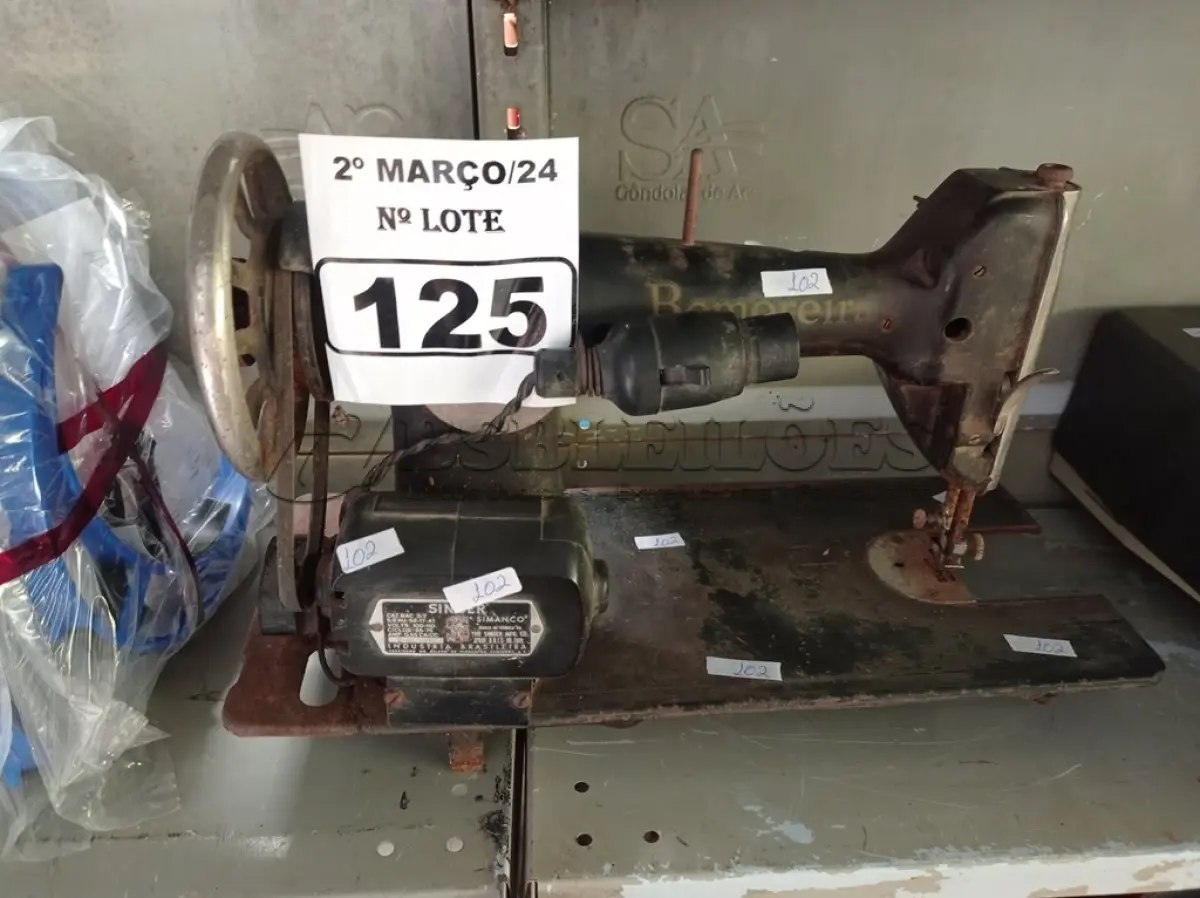 LOTE 125 - 01 MÁQUINA DE COSTURA ANTIGA. (NO ESTADO) ATENÇÃO! FAZER A VISITAÇÃO ANTES DE ARREMATAR, NÃO SABEMOS SE FUNCIONA. LEILÃO NÃO TEM GARANTIA E NEM DEVOLUÇÃO, SUJEITO A POSSÍVEIS AVARIAS VISÍVEIS/OCULTAS E/OU AUSÊNCIA DE COMPONENTES.