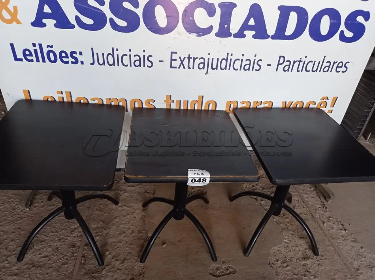 LOTE 048 - 03 MESAS DE MADEIRA E PÉS DE FERRO MEDIDAS VARIADAS. (NO ESTADO, NÃO SABEMOS SE FUNCIONA. LEILÃO NÃO TEM GARANTIA E NEM DEVOLUÇÃO).