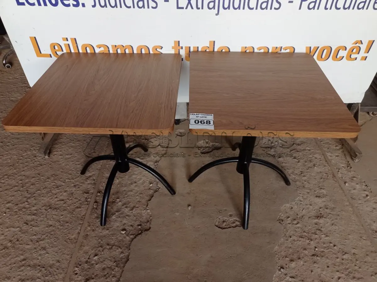 LOTE 068 - 02 MESAS COM TAMPO DE MADEIRA E PÉS DE FERRO MEDINDO 70CMX70CM. (NO ESTADO, NÃO SABEMOS SE FUNCIONA. LEILÃO NÃO TEM GARANTIA E NEM DEVOLUÇÃO).