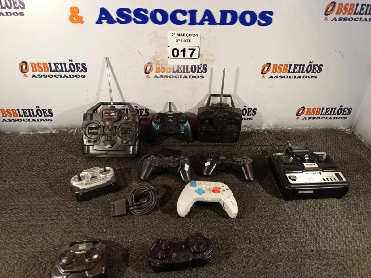 LOTE 017 - 01 LOTE COM CONTROLES DIVERSOS. (NO ESTADO) ATENÇÃO! FAZER A VISITAÇÃO ANTES DE ARREMATAR, NÃO SABEMOS SE FUNCIONA. LEILÃO NÃO TEM GARANTIA E NEM DEVOLUÇÃO, SUJEITO A POSSÍVEIS AVARIAS VISÍVEIS/OCULTAS E/OU AUSÊNCIA DE COMPONENTES.