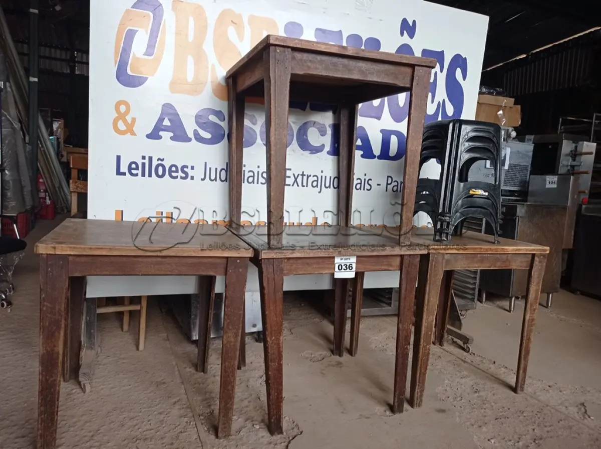 LOTE 036 - 04 MESAS EM MADEIRA MEDINDO 80CMX80CM COM 04 BANQUETAS DE PLÁSTICO. (NO ESTADO, NÃO SABEMOS SE FUNCIONA. LEILÃO NÃO TEM GARANTIA E NEM DEVOLUÇÃO).