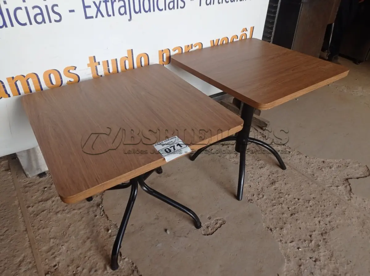 LOTE 071 - 02 MESAS COM TAMPO DE MADEIRA E PÉS DE FERRO MEDINDO 70CMX70CM. (NO ESTADO, NÃO SABEMOS SE FUNCIONA. LEILÃO NÃO TEM GARANTIA E NEM DEVOLUÇÃO).