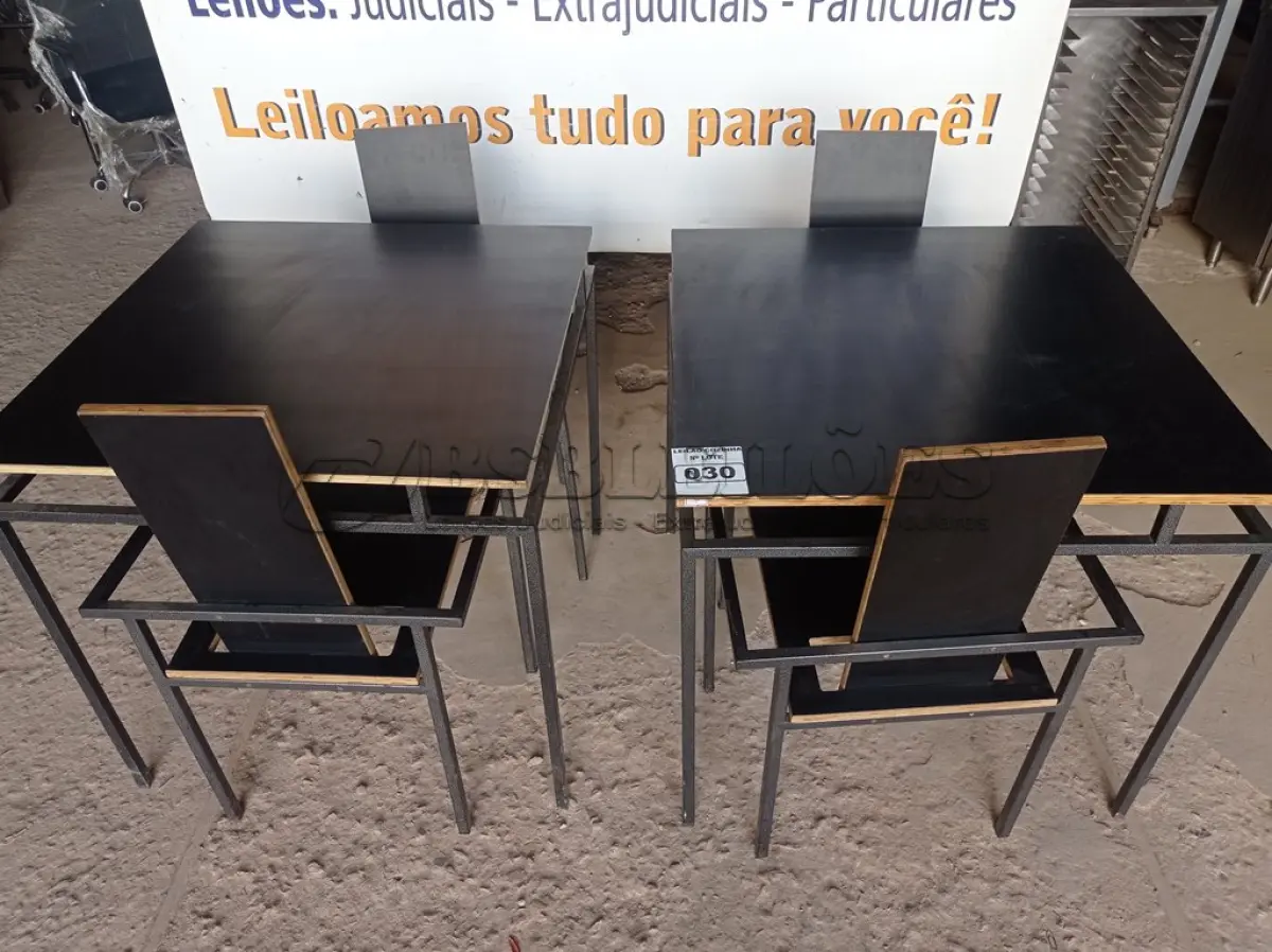 LOTE 030 - 02 MESAS DESIGN ARROJADO COM TAMPO DE MADEIRA E PÉS DE FERRO COM 04 CADEIRAS MEDINDO 80CMX80CM. (NO ESTADO, NÃO SABEMOS SE FUNCIONA. LEILÃO NÃO TEM GARANTIA E NEM DEVOLUÇÃO).