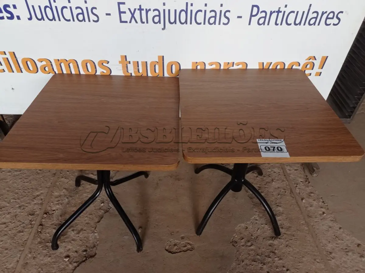 LOTE 070 - 02 MESAS COM TAMPO DE MADEIRA E PÉS DE FERRO MEDINDO 70CMX70CM. (NO ESTADO, NÃO SABEMOS SE FUNCIONA. LEILÃO NÃO TEM GARANTIA E NEM DEVOLUÇÃO).