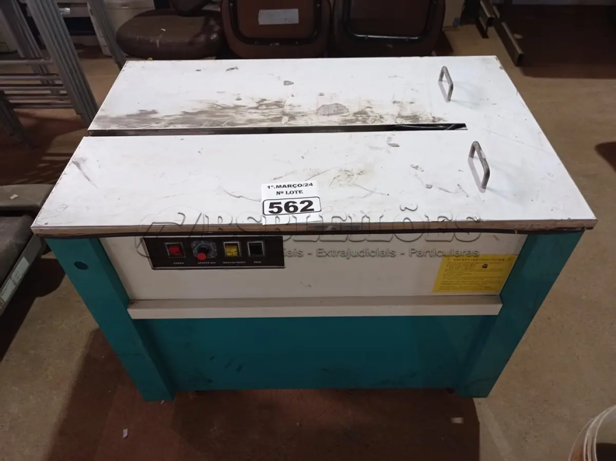 LOTE 562 - 01 MAQUINA ELÉTRICA ARQUEADORA DE FITA. (NO ESTADO) ATENÇÃO! FAZER A VISITAÇÃO ANTES DE ARREMATAR, NÃO SABEMOS SE FUNCIONA. LEILÃO NÃO TEM GARANTIA E NEM DEVOLUÇÃO, SUJEITO A POSSÍVEIS AVARIAS VISÍVEIS/OCULTAS E/OU AUSÊNCIA DE COMPONENTES.