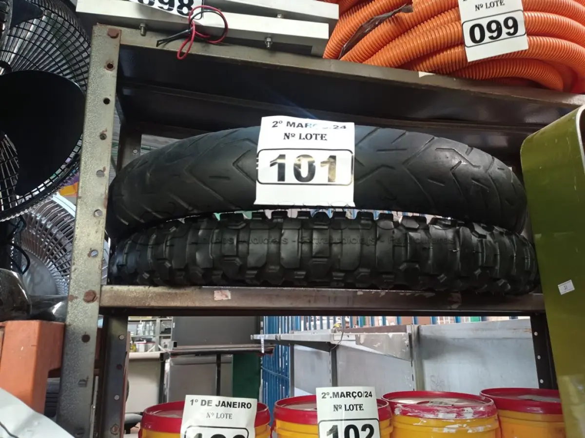 LOTE 101 - 02 PNEUS DE MOTO. (NO ESTADO) ATENÇÃO! FAZER A VISITAÇÃO ANTES DE ARREMATAR, NÃO SABEMOS SE FUNCIONA. LEILÃO NÃO TEM GARANTIA E NEM DEVOLUÇÃO, SUJEITO A POSSÍVEIS AVARIAS VISÍVEIS/OCULTAS E/OU AUSÊNCIA DE COMPONENTES.