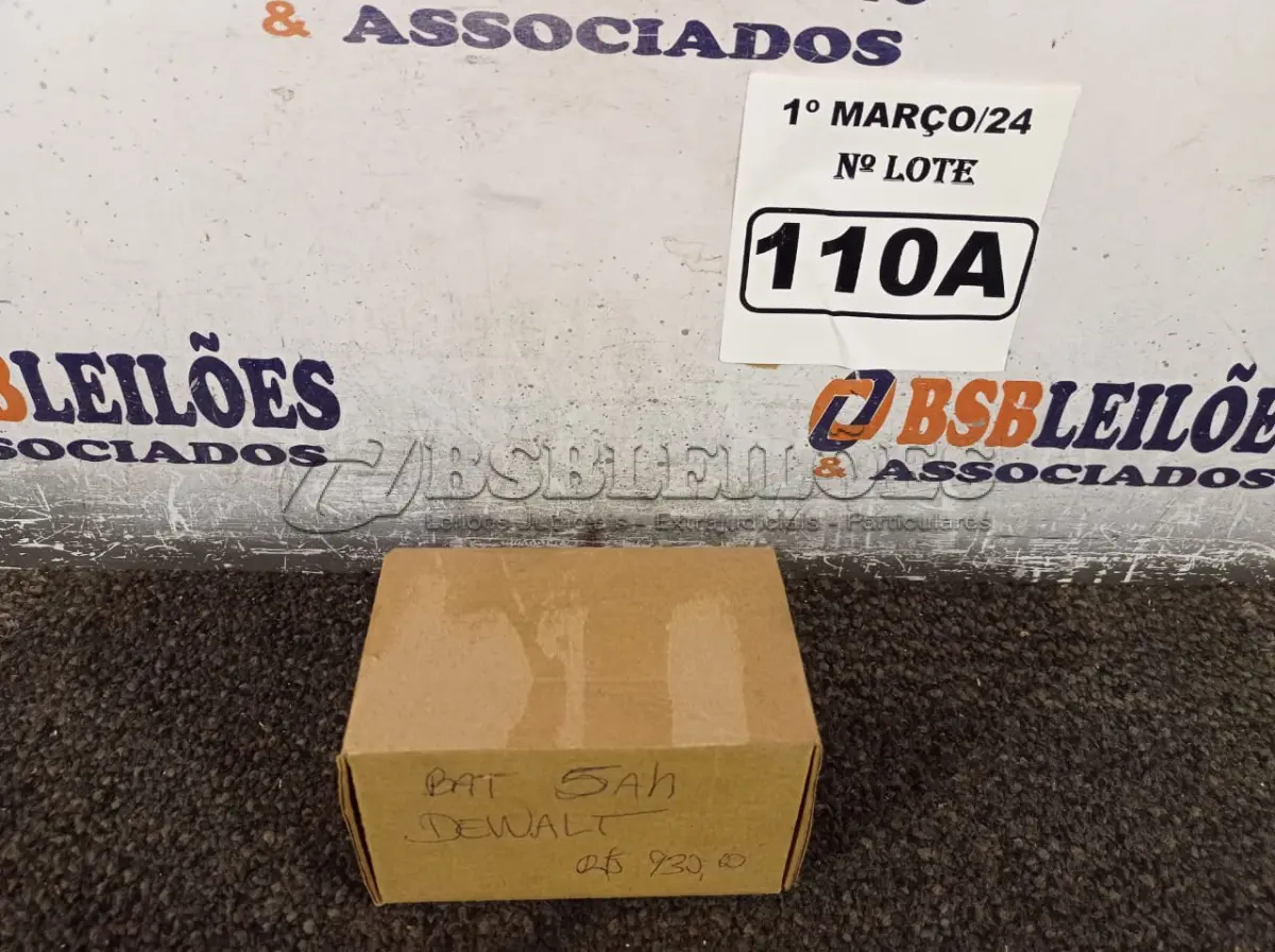 LOTE 110 - 01 BATERIA 20V DE 5AH MARCA DEWALT. (NOVO) (NO ESTADO) ATENÇÃO! FAZER A VISITAÇÃO ANTES DE ARREMATAR, NÃO SABEMOS SE FUNCIONA. LEILÃO NÃO TEM GARANTIA E NEM DEVOLUÇÃO, SUJEITO A POSSÍVEIS AVARIAS VISÍVEIS/OCULTAS E/OU AUSÊNCIA DE COMPONENTES.