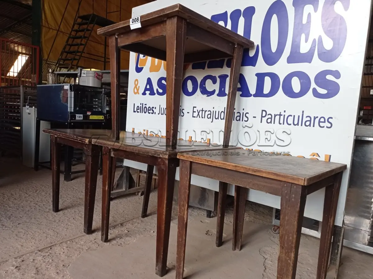 LOTE 008 - 04 MESAS EM MADEIRA MEDINDO 80X80CM. (NO ESTADO, NÃO SABEMOS SE FUNCIONA. LEILÃO NÃO TEM GARANTIA E NEM DEVOLUÇÃO).