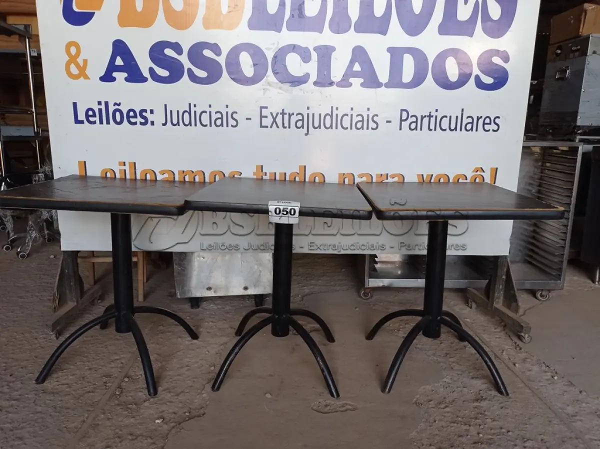 LOTE 050 - 03 MESAS DE MADEIRA E PÉS DE FERRO MEDIDAS VARIADAS. (NO ESTADO, NÃO SABEMOS SE FUNCIONA. LEILÃO NÃO TEM GARANTIA E NEM DEVOLUÇÃO).