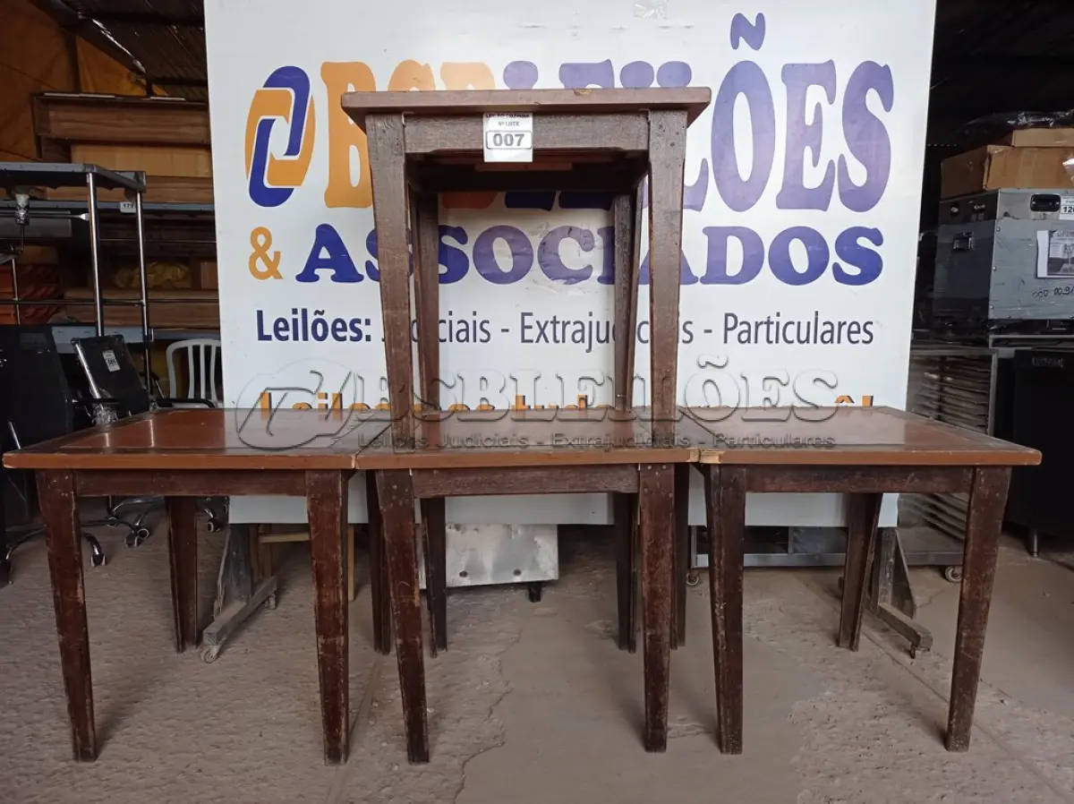 LOTE 007 - 04 MESAS EM MADEIRA MEDINDO 80X80CM. (NO ESTADO, NÃO SABEMOS SE FUNCIONA. LEILÃO NÃO TEM GARANTIA E NEM DEVOLUÇÃO).