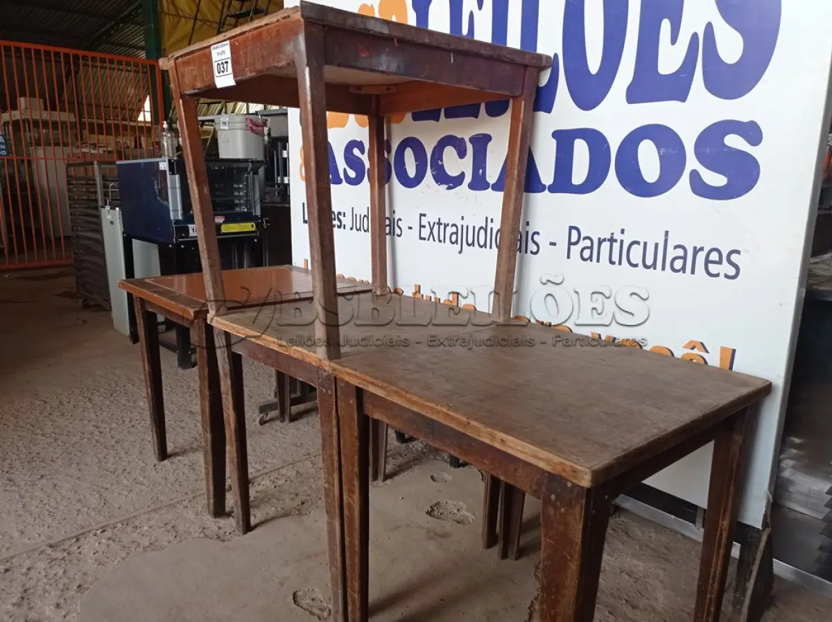 LOTE 037 - 04 MESAS DE MADEIRA MEDINDO 80CMX80CM. (NO ESTADO, NÃO SABEMOS SE FUNCIONA. LEILÃO NÃO TEM GARANTIA E NEM DEVOLUÇÃO).
