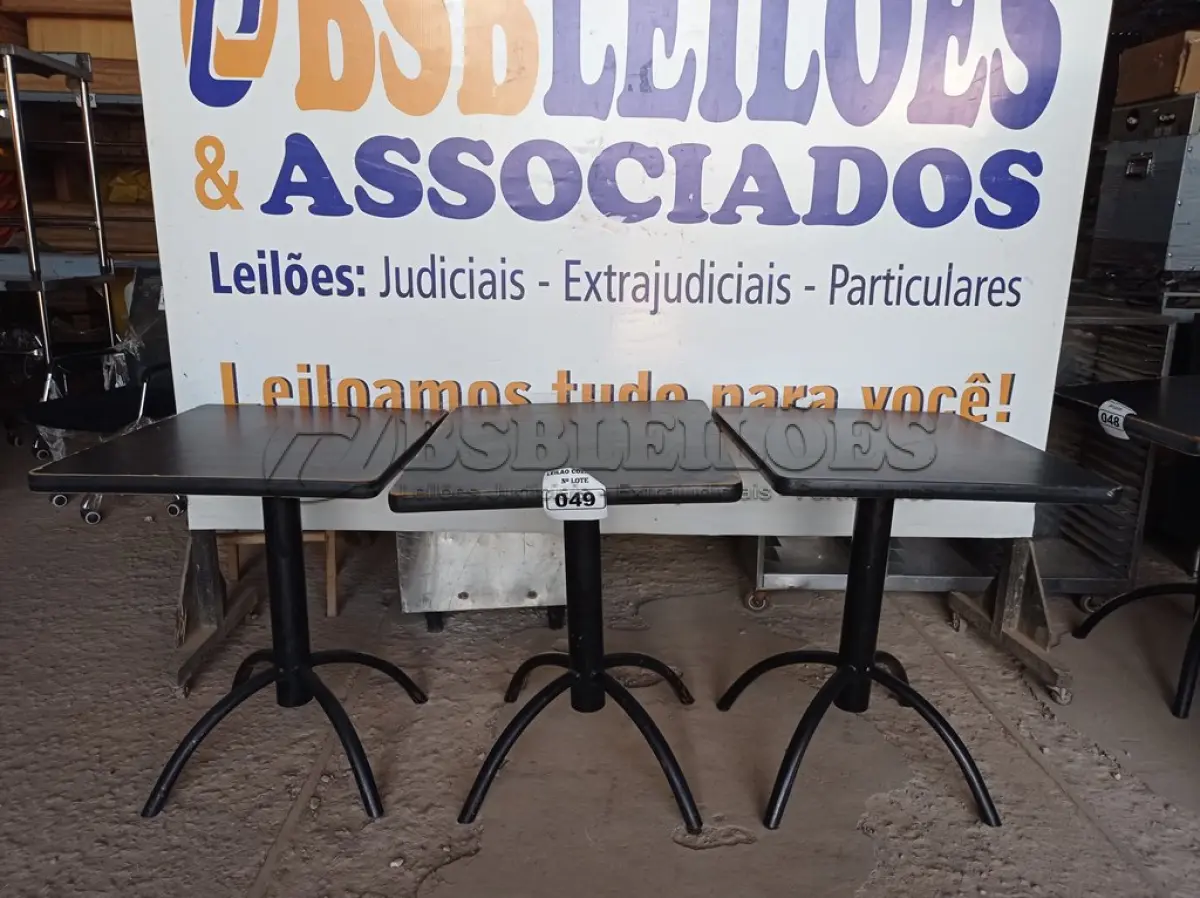 LOTE 049 - 03 MESAS DE MADEIRA E PÉS DE FERRO MEDIDAS VARIADAS. (NO ESTADO, NÃO SABEMOS SE FUNCIONA. LEILÃO NÃO TEM GARANTIA E NEM DEVOLUÇÃO).