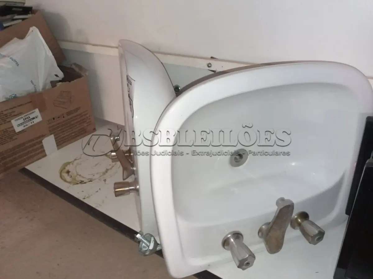 LOTE 166 - 02 CUBAS PARA LAVATÓRIO COM TORNEIRAS DE METAL COM ACIONAMENTO DUPLO. (NO ESTADO) ATENÇÃO! FAZER A VISITAÇÃO ANTES DE ARREMATAR, NÃO SABEMOS SE FUNCIONA. LEILÃO NÃO TEM GARANTIA E NEM DEVOLUÇÃO, SUJEITO A POSSÍVEIS AVARIAS VISÍVEIS/OCULTAS E/OU AUSÊNCIA DE COMPONENTES.