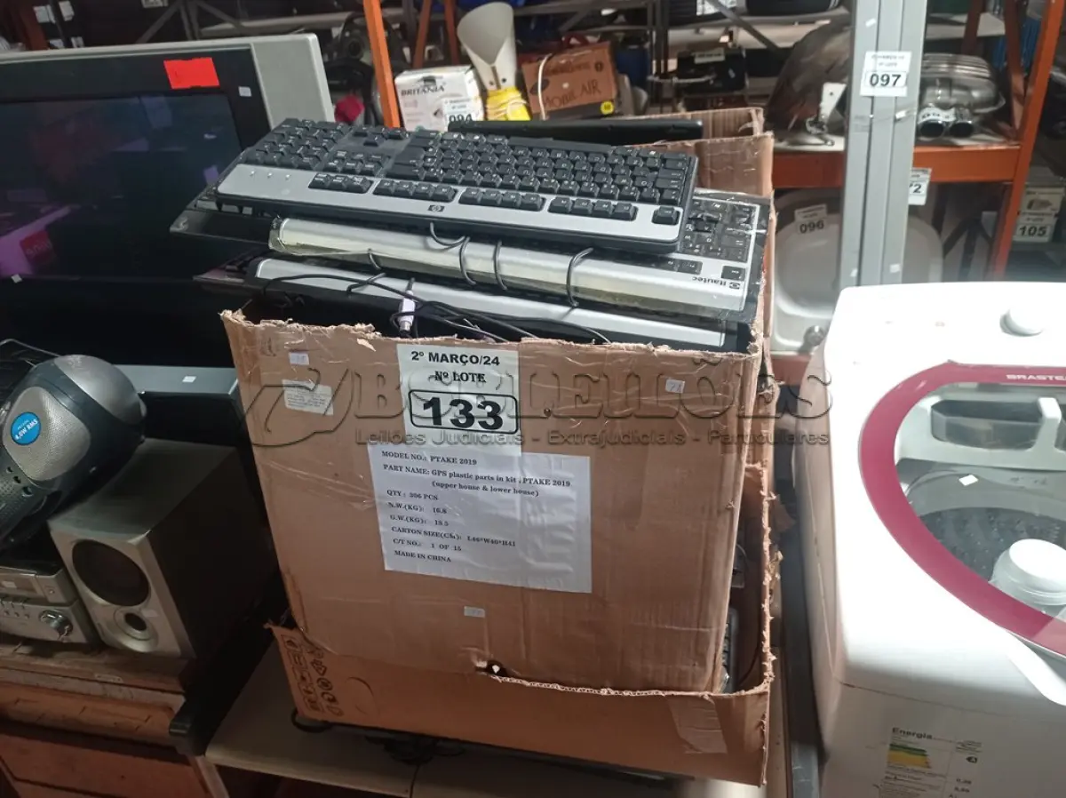 LOTE 133 - 01 LOTE COM GRANDE QUANTIDADE DE TECLADOS PARA PC MARCAS E MODELOS DIVERSOS. (NO ESTADO) ATENÇÃO! FAZER A VISITAÇÃO ANTES DE ARREMATAR, NÃO SABEMOS SE FUNCIONA. LEILÃO NÃO TEM GARANTIA E NEM DEVOLUÇÃO, SUJEITO A POSSÍVEIS AVARIAS VISÍVEIS/OCULTAS E/OU AUSÊNCIA DE COMPONENTES.