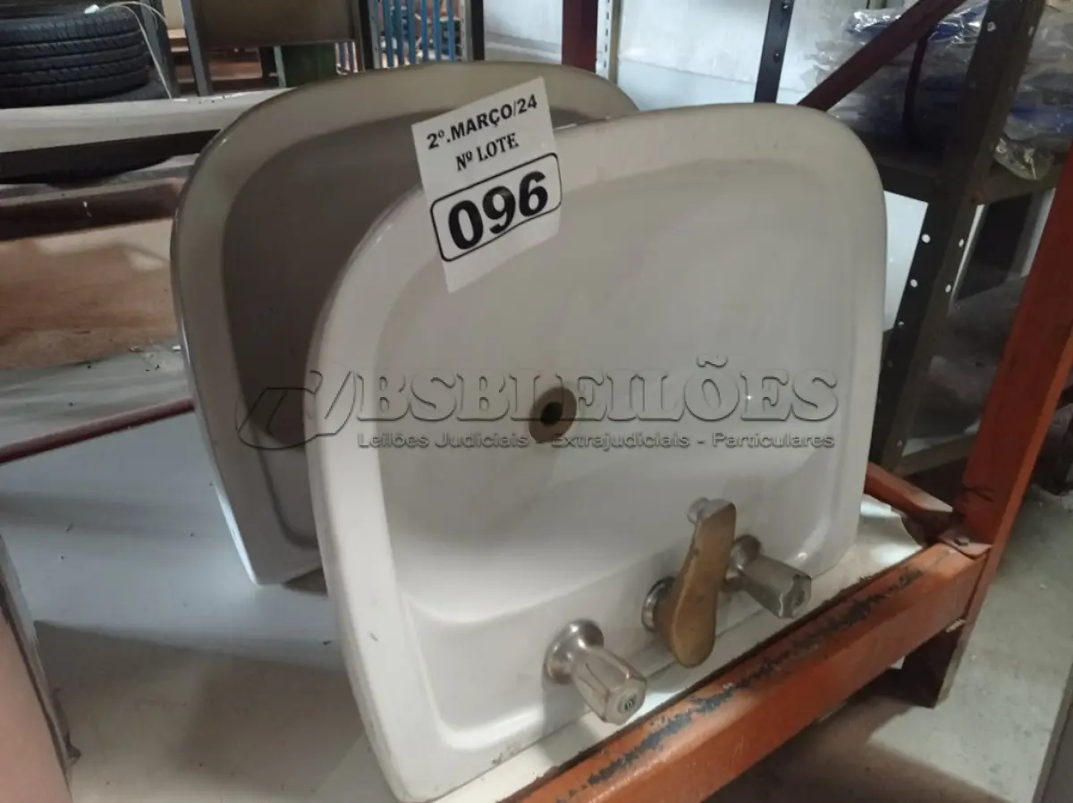 LOTE 096 - 02 CUBAS PARA LAVATÓRIO COM TORNEIRAS DE METAL COM ACIONAMENTO DUPLO. (NO ESTADO) ATENÇÃO! FAZER A VISITAÇÃO ANTES DE ARREMATAR, NÃO SABEMOS SE FUNCIONA. LEILÃO NÃO TEM GARANTIA E NEM DEVOLUÇÃO, SUJEITO A POSSÍVEIS AVARIAS VISÍVEIS/OCULTAS E/OU AUSÊNCIA DE COMPONENTES.