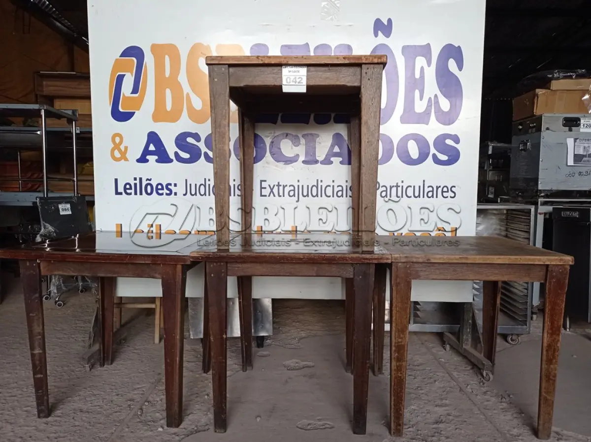 LOTE 042 - 04 MESAS DE MADEIRA MEDINDO 80CMX80CM. (NO ESTADO, NÃO SABEMOS SE FUNCIONA. LEILÃO NÃO TEM GARANTIA E NEM DEVOLUÇÃO).