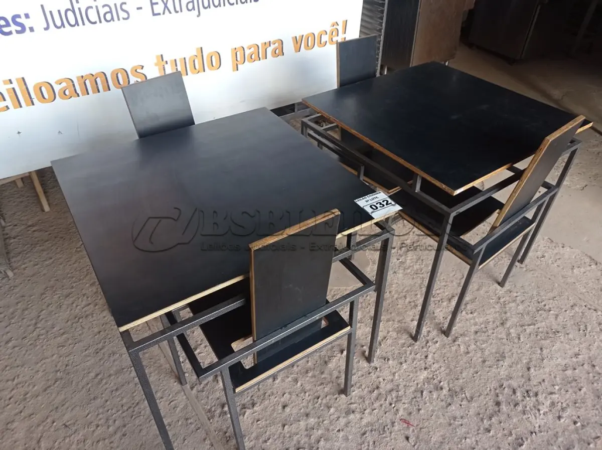 LOTE 033 - 02 MESAS DESIGN ARROJADO COM TAMPO DE MADEIRA E PÉS DE FERRO COM 04 CADEIRAS MEDINDO 80CMX80CM. (NO ESTADO, NÃO SABEMOS SE FUNCIONA. LEILÃO NÃO TEM GARANTIA E NEM DEVOLUÇÃO).