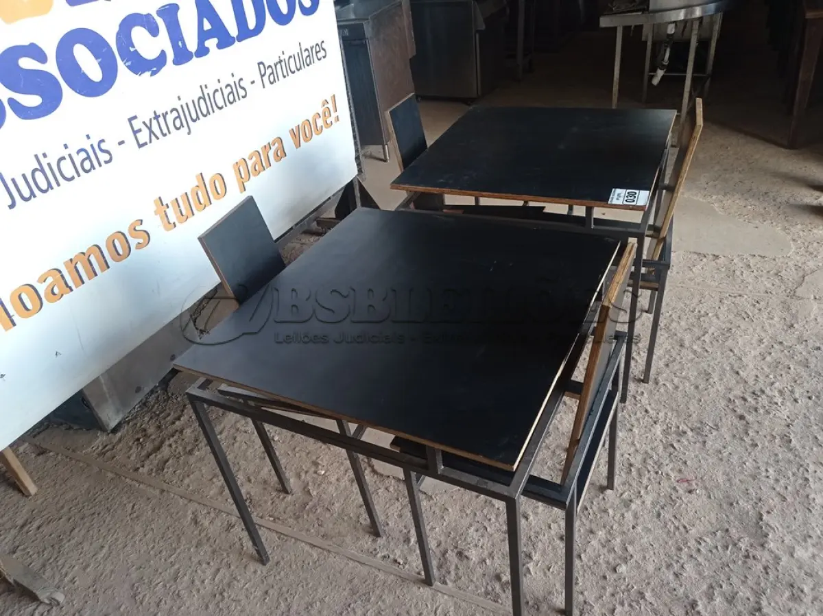 LOTE 030 - 02 MESAS DESIGN ARROJADO COM TAMPO DE MADEIRA E PÉS DE FERRO COM 04 CADEIRAS MEDINDO 80CMX80CM. (NO ESTADO, NÃO SABEMOS SE FUNCIONA. LEILÃO NÃO TEM GARANTIA E NEM DEVOLUÇÃO).