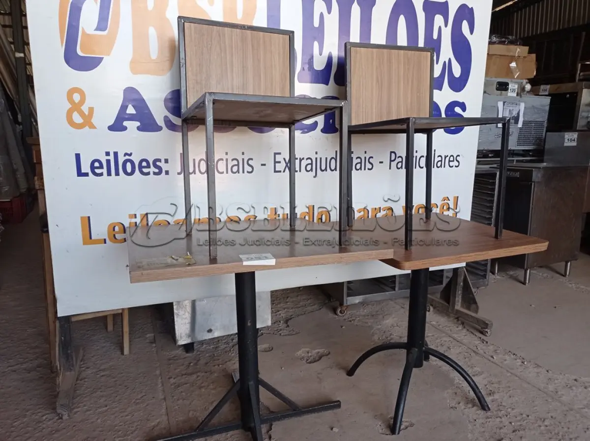 LOTE 051 - 02 MESAS TAMPO DE MADEIRA E PÉS DE FERRO COM 02 CADEIRAS. (NO ESTADO, NÃO SABEMOS SE FUNCIONA. LEILÃO NÃO TEM GARANTIA E NEM DEVOLUÇÃO).