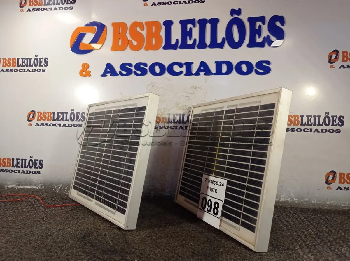LOTE 098 - 02 PAINÉIS SOLARES 18V 10W. (NO ESTADO) ATENÇÃO! FAZER A VISITAÇÃO ANTES DE ARREMATAR, NÃO SABEMOS SE FUNCIONA. LEILÃO NÃO TEM GARANTIA E NEM DEVOLUÇÃO, SUJEITO A POSSÍVEIS AVARIAS VISÍVEIS/OCULTAS E/OU AUSÊNCIA DE COMPONENTES.