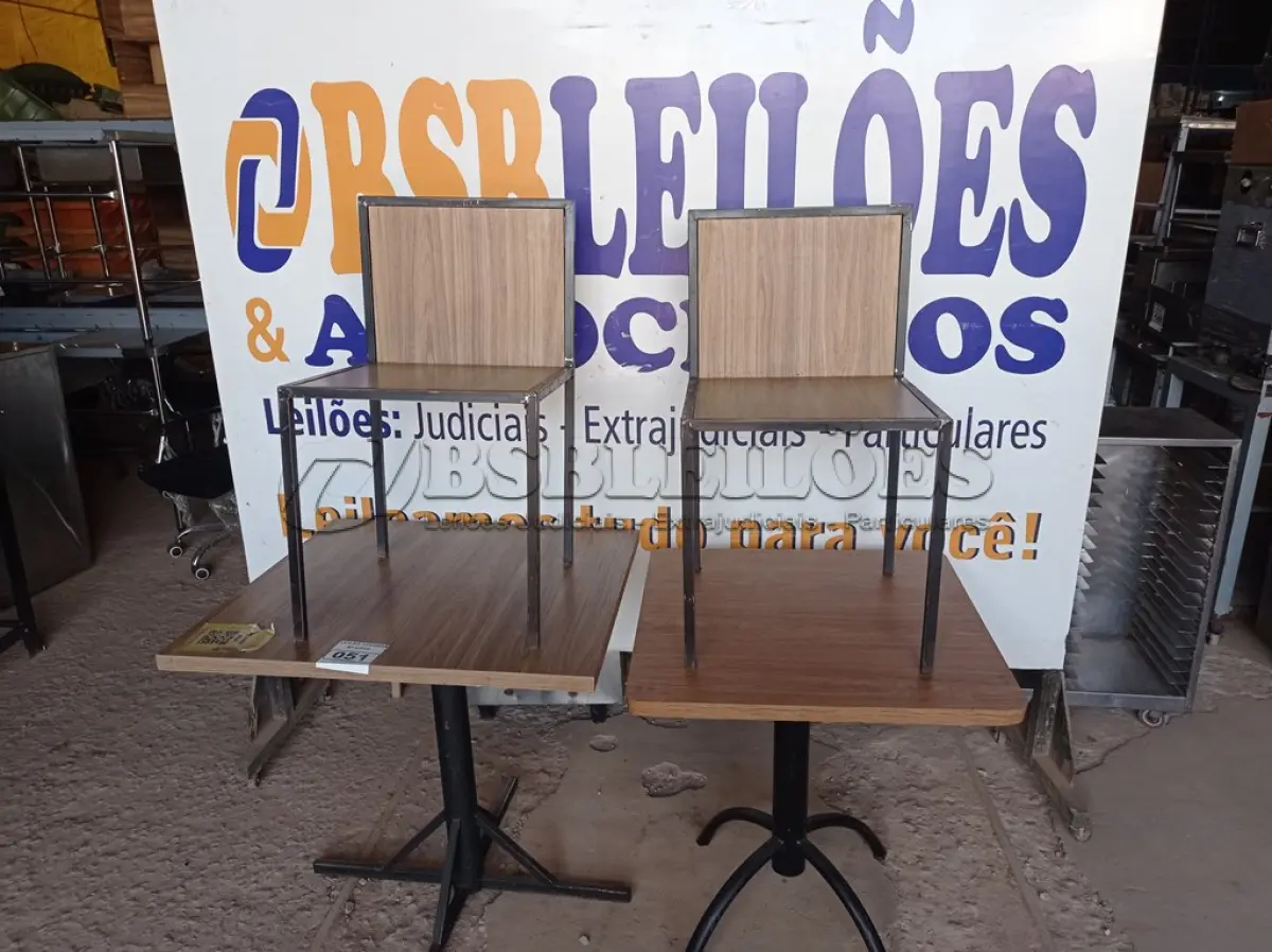 LOTE 051 - 02 MESAS TAMPO DE MADEIRA E PÉS DE FERRO COM 02 CADEIRAS. (NO ESTADO, NÃO SABEMOS SE FUNCIONA. LEILÃO NÃO TEM GARANTIA E NEM DEVOLUÇÃO).