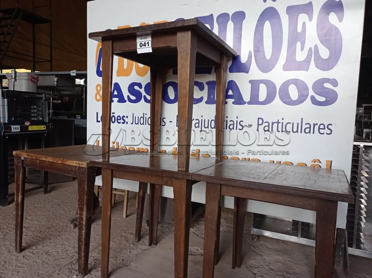 LOTE 041 - 04 MESAS DE MADEIRA MEDINDO 80CMX80CM. (NO ESTADO, NÃO SABEMOS SE FUNCIONA. LEILÃO NÃO TEM GARANTIA E NEM DEVOLUÇÃO).
