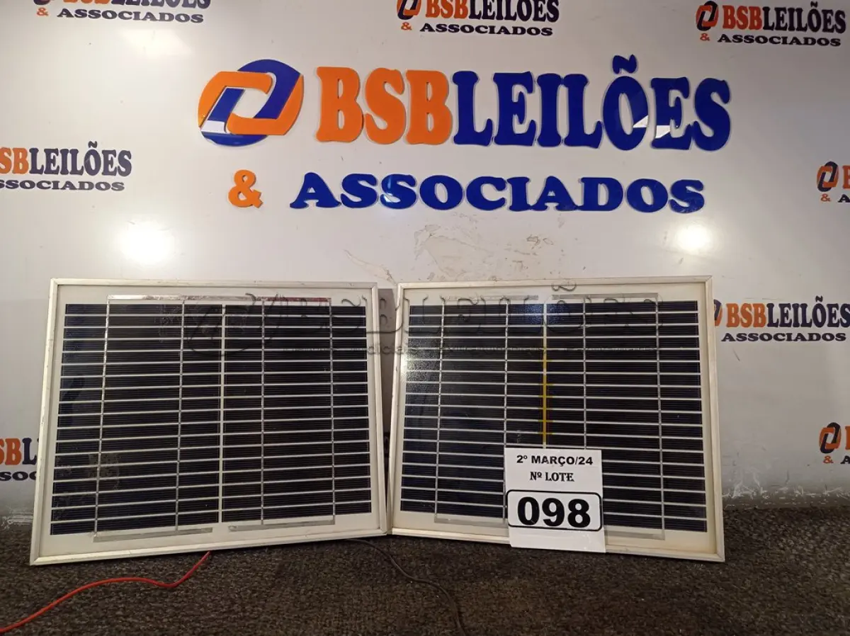 LOTE 098 - 02 PAINÉIS SOLARES 18V 10W. (NO ESTADO) ATENÇÃO! FAZER A VISITAÇÃO ANTES DE ARREMATAR, NÃO SABEMOS SE FUNCIONA. LEILÃO NÃO TEM GARANTIA E NEM DEVOLUÇÃO, SUJEITO A POSSÍVEIS AVARIAS VISÍVEIS/OCULTAS E/OU AUSÊNCIA DE COMPONENTES.