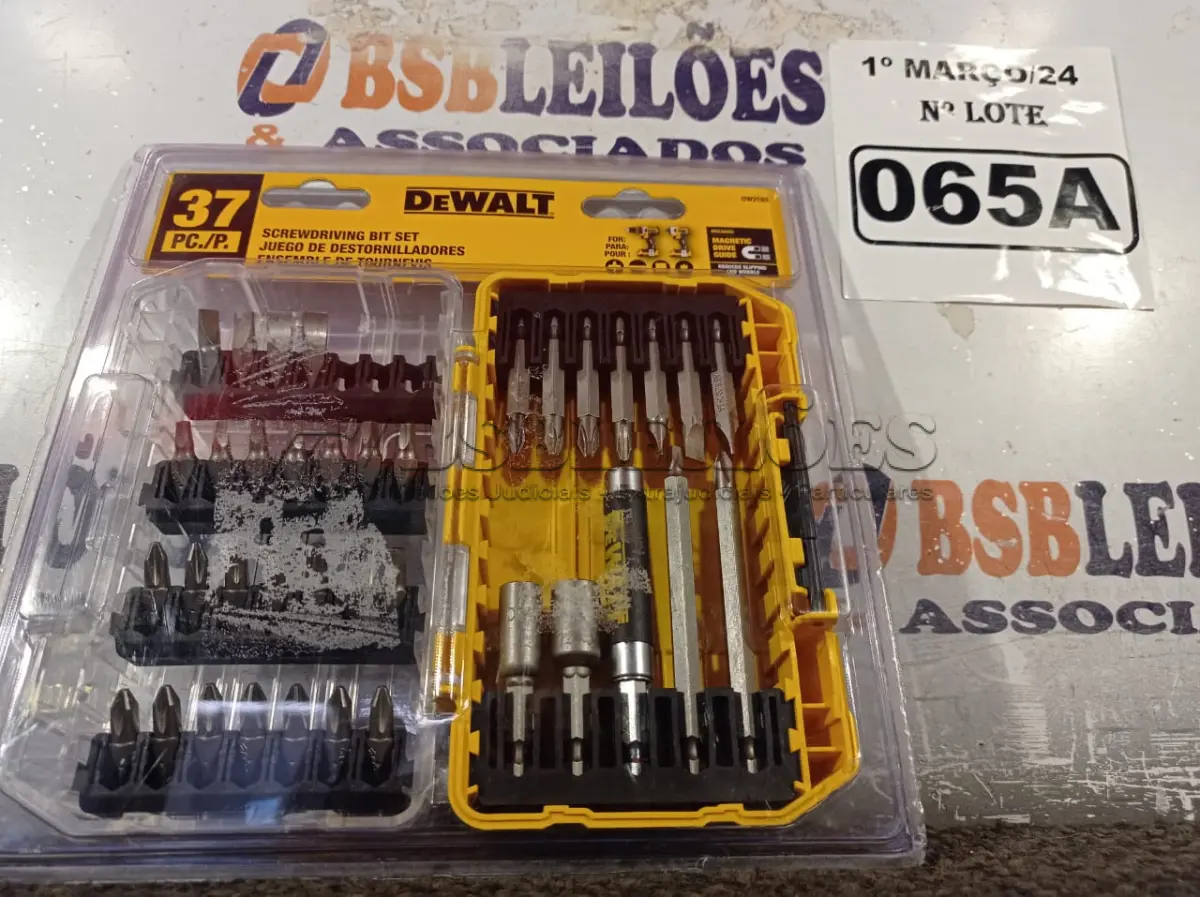 LOTE 065 - 01 KIT 37 PEÇAS PARA PARAFUSADEIRA COM ESTOJO MARCA DEWALT. (NOVO) (NO ESTADO) ATENÇÃO! FAZER A VISITAÇÃO ANTES DE ARREMATAR, NÃO SABEMOS SE FUNCIONA. LEILÃO NÃO TEM GARANTIA E NEM DEVOLUÇÃO, SUJEITO A POSSÍVEIS AVARIAS VISÍVEIS/OCULTAS E/OU AUSÊNCIA DE COMPONENTES.