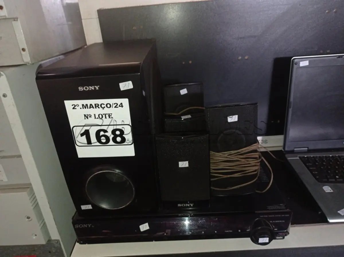 LOTE 168 - 01 DVD HOME THEATER MARCA SONY. (NO ESTADO) ATENÇÃO! FAZER A VISITAÇÃO ANTES DE ARREMATAR, NÃO SABEMOS SE FUNCIONA. LEILÃO NÃO TEM GARANTIA E NEM DEVOLUÇÃO, SUJEITO A POSSÍVEIS AVARIAS VISÍVEIS/OCULTAS E/OU AUSÊNCIA DE COMPONENTES.